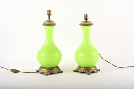 Coppia di lampade in opalina verde, con montatura 