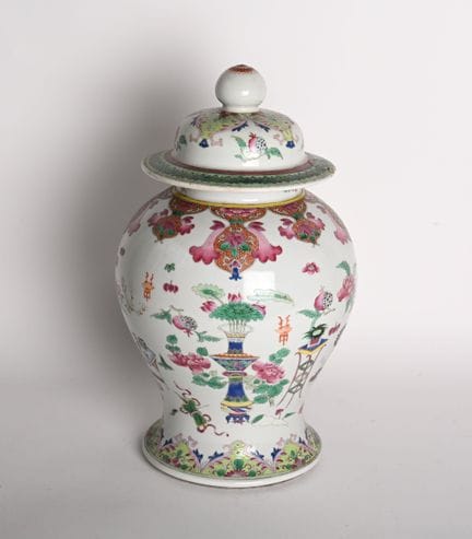 Cina, periodo Jiaqing, XIX secolo.
Vaso con coperc