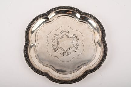 Plat en argent de forme polylobé à décor de frises