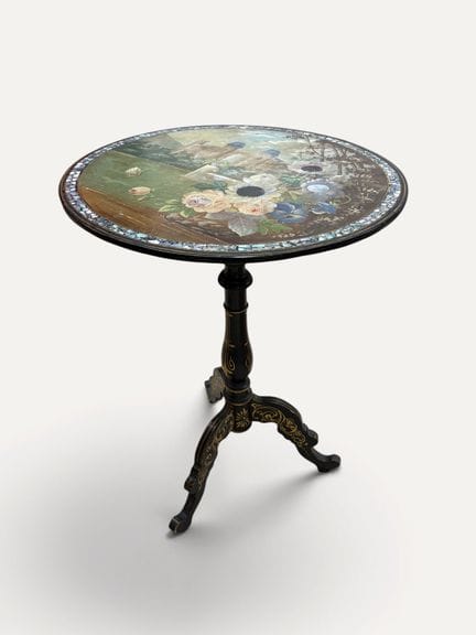 Beistelltisch aus geschwärztem Holz, die Tischplat