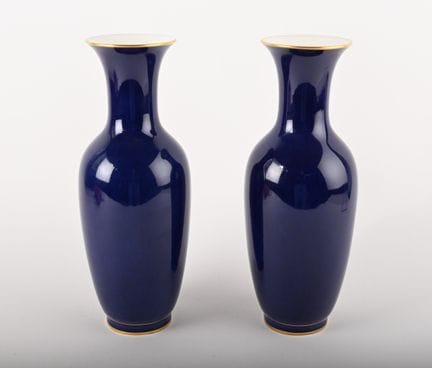 MANUFACTURE NATIONALE DE SEVRES.
Coppia di vasi in