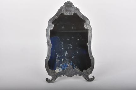 Specchio da appoggio con cornice argentata decorat