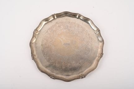 Plat polylobé en argent à décor d'agrafes et rince