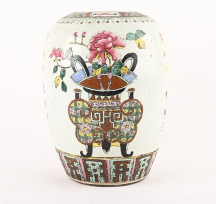 CINA, XIX secolo. Vaso da zenzero in ceramica con 