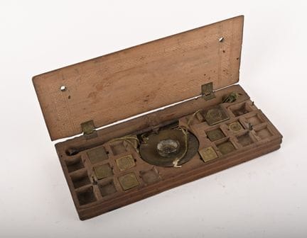 Wechselmaschine in ihrem mit Blumen und Gittermust