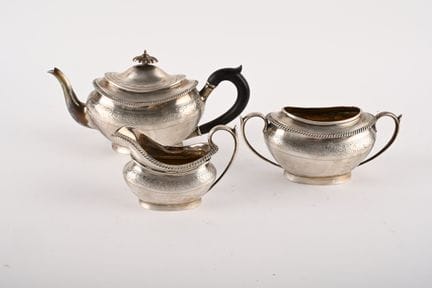 Petit service en argent anglais à décor de frises 