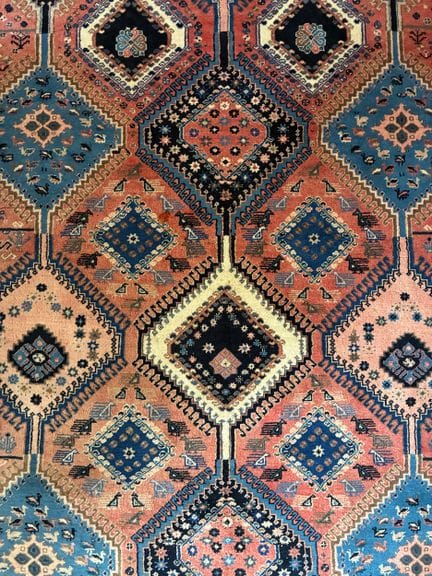 Orientteppich mit altrosa Hintergrund und einem Mo