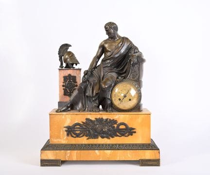 Importante orologio da tavolo in bronzo con patina