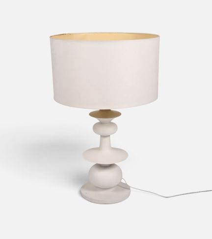 Lampada moderna in resina bianca. 
Altezza: 57 cm
