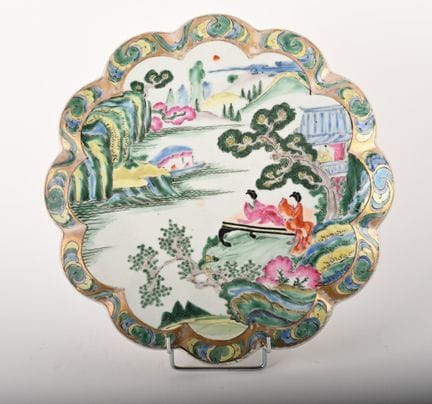 Cina, opera moderna.
Piatto a forma di fiore, in p