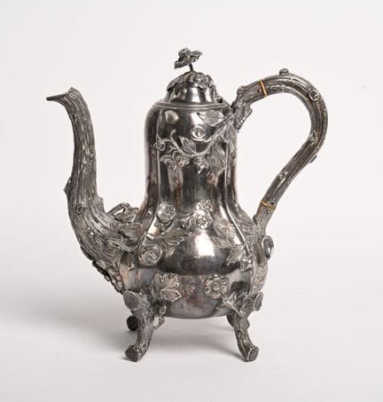 TURQUET.
Verseuse en argent de forme balustre à ri