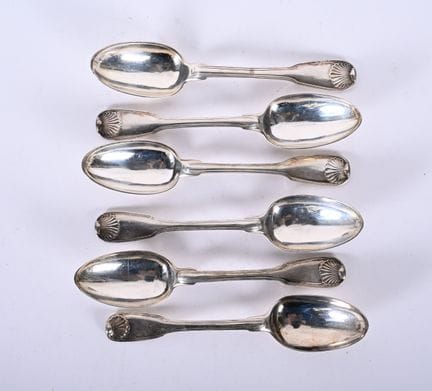 Six grandes cuillères an argent armorié, modèle à 