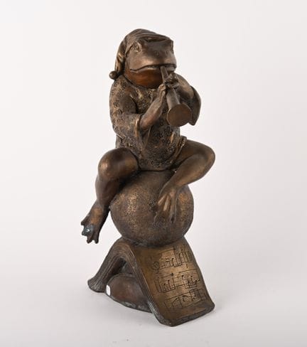 Musizierender Frosch aus Bronze mit goldbrauner Pa