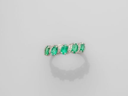Zierlicher Ring aus 750°/°° (18 K) Weißgold, beset
