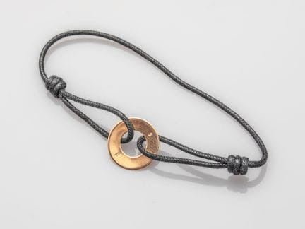 Lederarmband, verziert mit einer Scheibe aus 750°/
