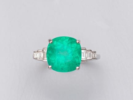 Bague en or gris 750°/°°(18K) , sertie d'une émera