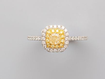 Anillo de oro bicolor de 750°/°° (18 quilates), en
