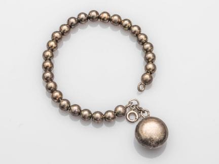 Bracelet semi-rigide en argent, orné de boules. 15