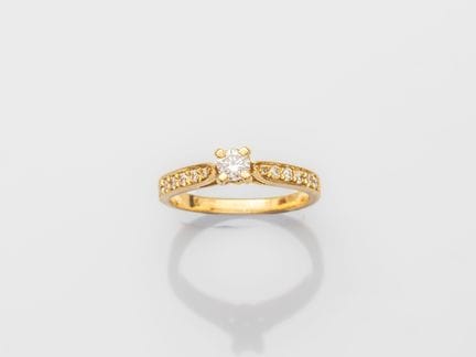 Anillo solitario de oro amarillo de 750°/°° (18 qu