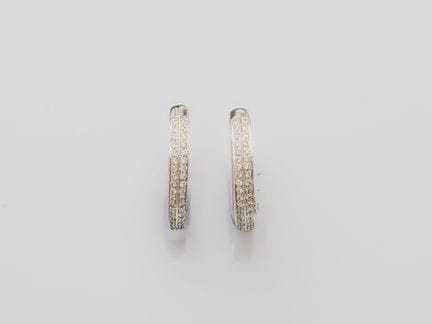 Ein Paar ovale Creolen aus 750°/°° (18 K) Weißgold