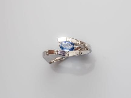 Asymmetrischer Ring aus 750°/°° (18 K) Weißgold, b