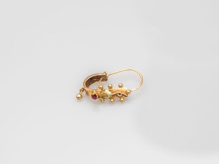 Boucle d'oreille dépareillée en or jaune 750°/°° (