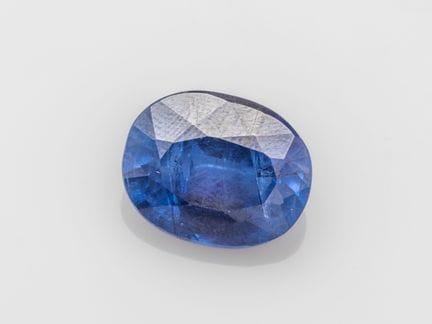 Saphir traité taille ovale de 15.83 ct sur papier.