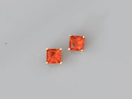 Paire de puces en or jaune 750°/°° (18K), serties 