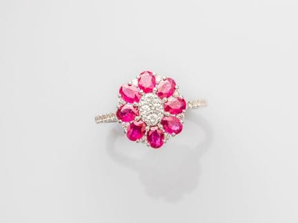 Anillo con forma de flor de oro blanco 750°/°° (18