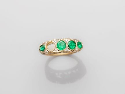 Bague en or  750°/°° (18K), sertie d'émeraudes ron
