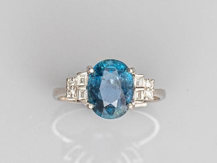 Anillo de oro blanco 750°/°° (18K), engastado con 