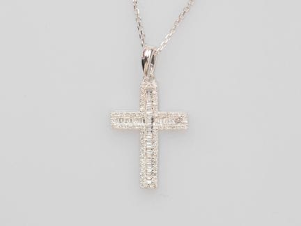 Kreuz aus 750°/°° (18 K) Weißgold, besetzt mit Bag