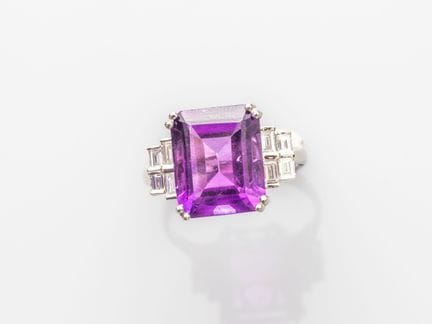Anillo de oro blanco 750°/°° (18K), engastado con 