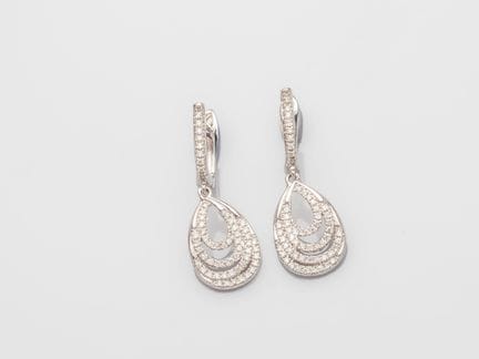 Par de pendientes calados de oro blanco 750°/°° (1