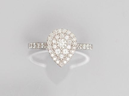 Anillo en forma de pera de oro blanco 750°/°° (18 