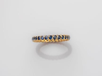 Alliance en or jaune 750°/°° (18K), sertie de saph