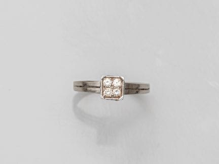 Anillo de oro blanco de 18 quilates engastado con 