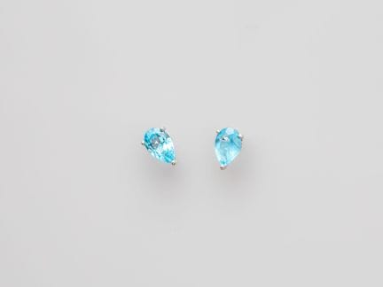 Paire de puces en or gris 750°/°°(18K), serties d'