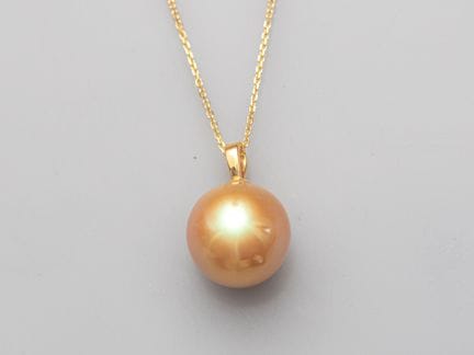 Pendente in oro giallo 750°/°° (18K), con perla co