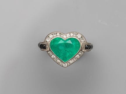 Anillo de platino, engastado con una esmeralda de 