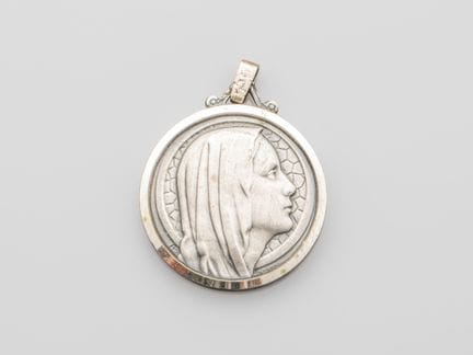 Grande médaille religieuse en argent. 13 g. Longue