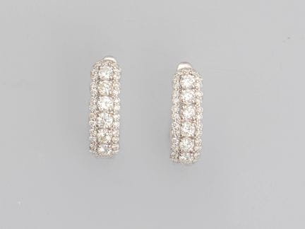 Par de pendientes curvos de oro blanco de 18 quila