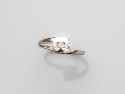 Kreuzring aus 750°/°° (18 K) Weißgold, besetzt mit