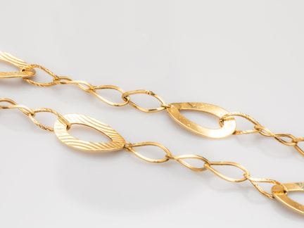 Lunga collana a filo lungo in oro giallo 750°/°° (