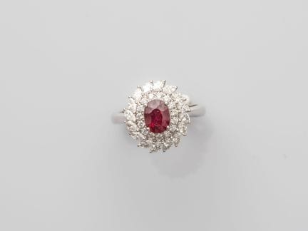 Anillo ovalado de oro blanco 750°/°° (18K), engast