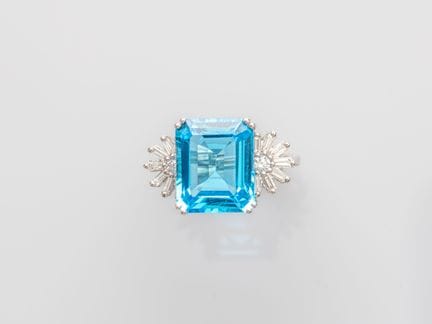 Anillo de oro blanco 750°/°° (18K), engastado con 