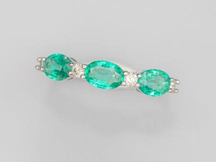 Anillo de platino, engastado con tres esmeraldas o