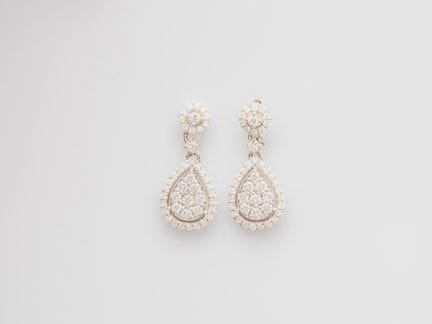 Par de pendientes calados de oro blanco 750°/°° (1