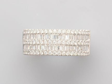 Anillo tipo diadema de oro blanco 750°/°° (18 quil