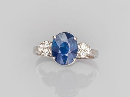 Anillo de oro blanco 750°/°(18K) engastado con un 